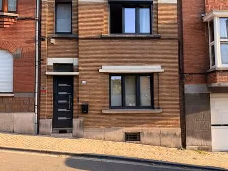 liège centre - maison 2ch entièrement rénovée avec jardin.