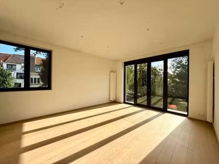 brugmann - superbe apt 3ch renove avec finitions de qualite