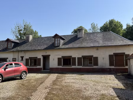 maison de village avec nombreux batiments rambures