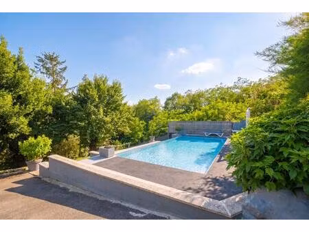 vue imprenable et piscine à débordement : vaste maison familiale