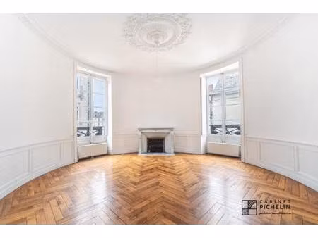 nantes place royale  t8 de 237 m² de carcatère