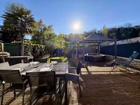 appartement 2 chambres meublé avec terrasse  jacuzzi et barbecue