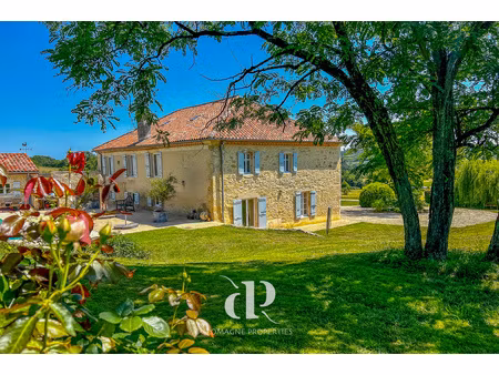 maison en pierre sur 4 hectares de prairies de fleurs sauvages