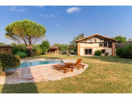 maison de 211m2 avec dépendances jardin de 3800m2 et piscine