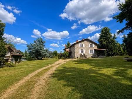 très belle maison de caractère dans parc de 26900 m2
