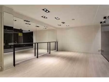 local commercial d'environ 54m² à vendre dans le centre de r
