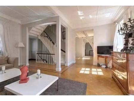 uccle : manoir 5 chambres au centre d'uccle  parking