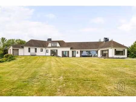 villa majestueuse avec piscine et vue imprenable sur 6 401m²