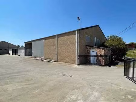 entrepôt de +/- 317 m² avec béton lissé