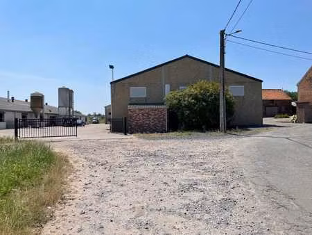 entrepôt de +/- 317 m² avec béton lissé