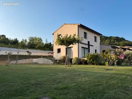 maison contemporaine de 2022 - 134 m2 - 4 chambres - terrain 800 m2 - classe a