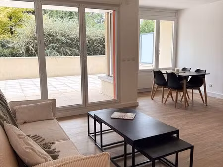 à louer – appartement t2 meublé lumineux avec grande terrasse – bourgoin-jallieu