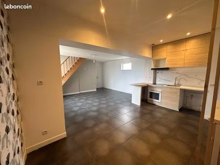 à louer – magnifique duplex avec 2 chambres + bureau  cour de 700 m²