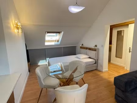 dernier étage privatif meublé – 30 m² habitables (40 m² au sol) – idéal pour 2 personnes