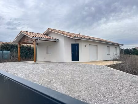 maison de plain pied d'environ 94m²  carport  terrain de 667m²...