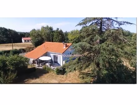 coup de cœur pour cette charmante villa  grand terrain arboré.