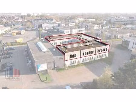 900 m² de bureaux et 11 places de parking  visibilité de...
