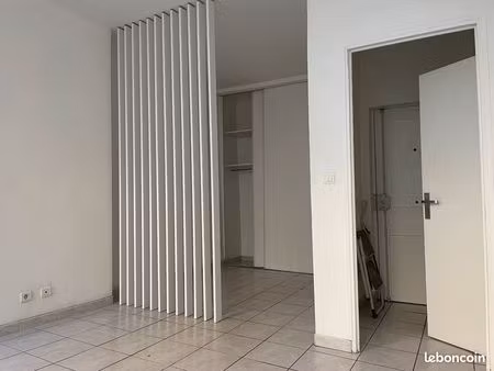 grand studio au calme. métro castellane. sans frais