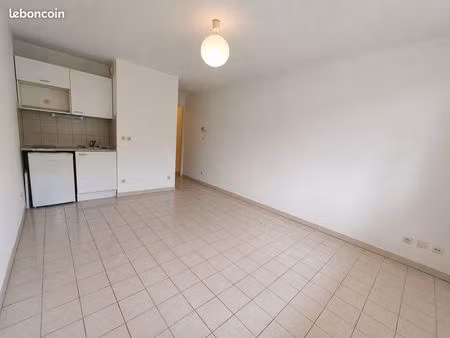 studio de 22m² - parking sécurisé - proche lycée et commerces