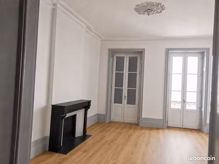 ? t3 de 80m² intégralement rénové – meublé & équipé – cœur historique de villeneuve-sur-lo