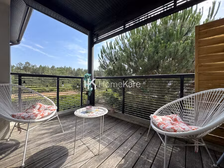 une terrasse face à la forêt de pins