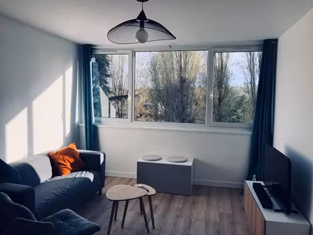 location meublée appartement 5 pièces 76 m² à massy (91300)  600 €