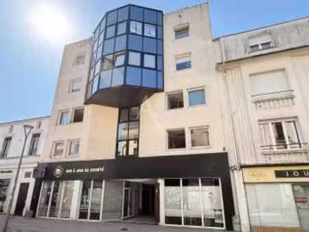 vente bureaux et commerces à la roche-sur-yon centre ville (85000) : à vendre / 200m² la r
