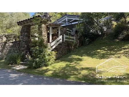 très jolies propriété de 2 maisons en bord de rivière