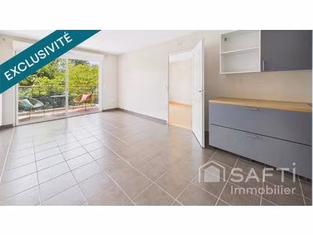 très bel appartement avec balcon et parking.
