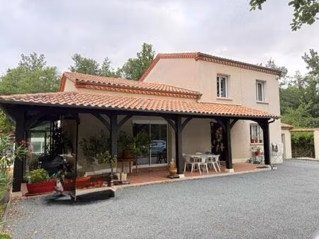grande maison avec piscine et terrain clôt proche de villeréal