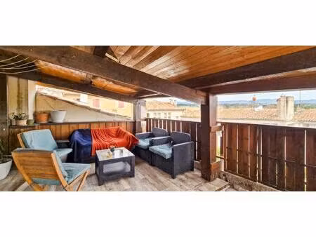 une terrasse sur les toits de pertuis