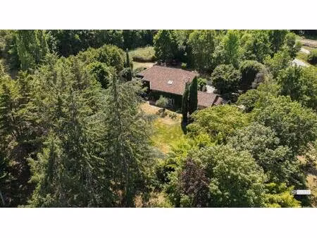 longère dans son écrin de verdure