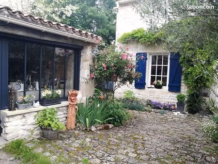 maison ancienne  un veritable écrin de verdure