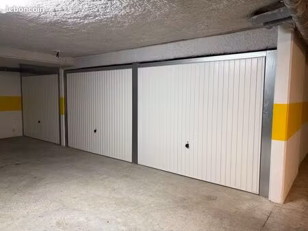 double garage fermé sécurisé