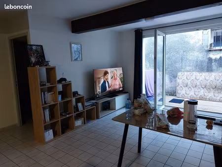 appartement t3 avec terrasse sur cour  centre-ville de lectoure