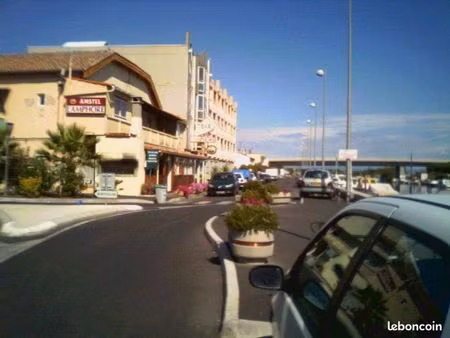 location à l'année t2 lumineux avec loggia et vue canal- palavas les flots