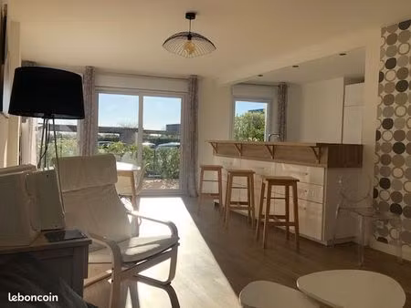 location t4 très lumineux avec terrasse et parking couvert