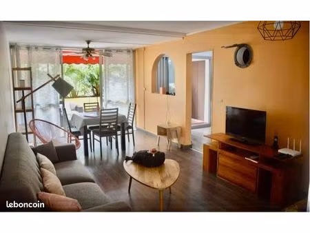 à louer – t3 meublé de 59 m² plus grande terrasse protégée – saint-gilles-les-bains
