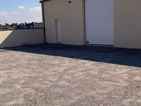 garage entrepôt à louer 100 m2 au sole 35m2 à étage  toilette  coin cuisine  bureau. terra