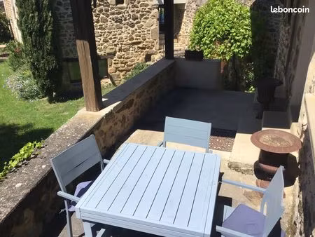 maison en pierre avec terrasse