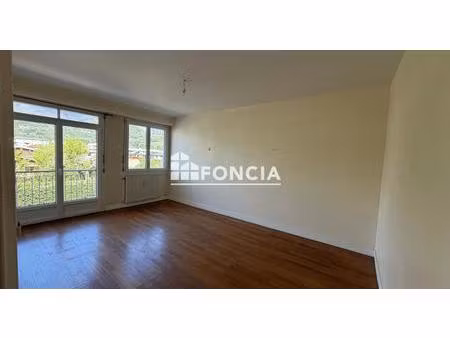 à découvrir ! appartement t2 avec balcon  cave et parking – proche centre-ville