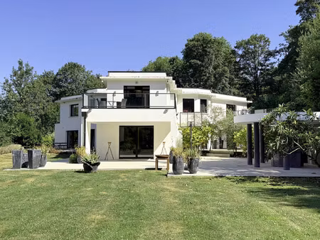 maison d'architecte avec piscine intérieure chauffée