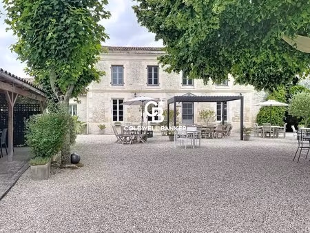 maison familiale de belles prestations avec jardin et piscine à aumagne