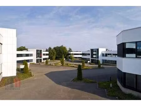 bureaux et entrepôts bénéficiant d’une visibilité depuis ...