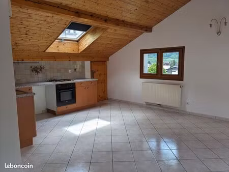 t3 meublé avec cave et garage - 86 m2 (47 m2 loi carrez)- centre thônes