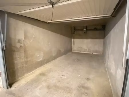 garage fermé en souterrain box