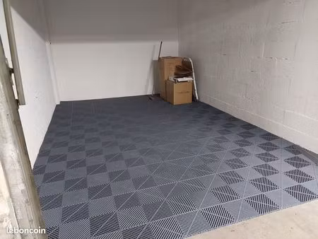 box dans parking sécurisé 