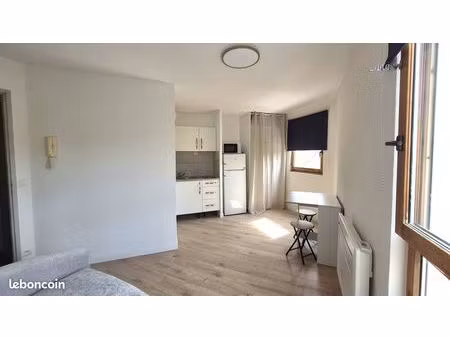 à deux pas de la gare de brétigny rer c- studio meuble d'environ 19m²