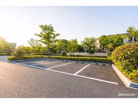 loue place de parking dans une résidence ferme