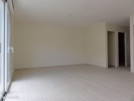appartement 3 pièces de 55 m² + terrasse + parking privé sur la ligne c